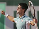 JDU DÁL. Srbský tenista Novak Djokovi slaví postup do semifinále Roland Garros.