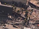 Záchranái prohledávají trosky zícené budovy ve Filadelfii (5. ervna 2013)