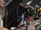 Hasii odklízejí sutiny po pádu budovy v centru Filadelfie (5. ervna 2013)