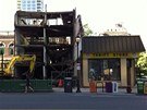 Na tomto snímku z 5. ervna 2013 je budova urená k demolici jet nekolik...