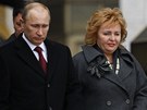 Putinovi v beznu 2012 vycházejí z volební místnosti v Moskv.