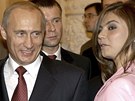 Snímek z roku 2004 zachycuje Putina s gymnastkou Alinou Kabajevovou na setkání...