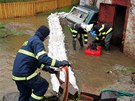 Hasii erpají vodu ze sklep v obci Kraslice-Oloví.