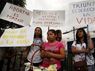 Protesty proti potratu v areálu nemocnice v San Salvadoru, kde 22letá Beatriz