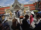Turisté na prohlídce Královského paláce v Bangkoku.