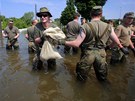 V Magdeburgu pomáhají v zatopených oblastech také vojáci (9. ervna 2013)