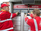 Pracovníci Dopravního podniku kontrolují protipovodové zábrany u stanice metra