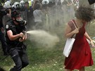 Fotografie eny v ervených atech, kterou bhem protest v Turecku zachytil...