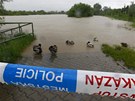 V Radotín se pipravují na velkou vodu. Z beh se zde rozlévá Berounka. (2....