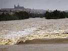 Na rozvodněné Vltavě v Praze téměř nejsou vidět jednotlivé jezy. (3. června...