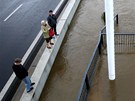 Lidé sledují rozvodnné Labe v Ústí nad Labem. (3. ervna 2013)