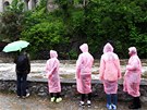 Lidé sledují rozvodn�nou Vltavu v �eském Krumlov�. (3. �ervna 2013)