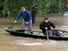 Voda z Labe zaplavila i obec Kozárovice. (3. ervna 2013)