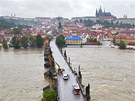Karlv most v Praze hlídají kvli valící se velké vod policisté, hasii a také