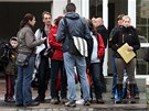 Lidé ze sídlit v Kralupech nad Vltavou ekají na evakuaci. (3. ervna 2013)