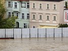 Protipovodová stna odolává zvýené hladin Vltavy na praské Kamp. (3.