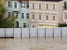Protipovod�ová st�na odolává zvý�ené hladin� Vltavy na pra�ské Kamp�. (3.