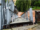 Velká voda strhla v Jarom��i lávku pro p�í u mostu J. A. Komenského. (3.