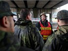 Dobrovolní hasiči z Kunratic a vojáci ze Žatce chystali protipovodňové zábrany