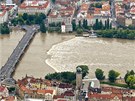 Rozvodnná Vltava s Jiráskovým mostem v Praze. (3. ervna 2013)