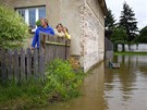 Obyvatelé zaplavené obce Zálezlice sledují místa zatopená povodní. (4. ervna...