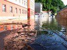 Voda z rozvodnného Labe pomalu zaplavuje dínské ulice. (4. ervna 2013)