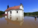 Kostel v Keicích na Litomicku zaplavilo rozvodnné Labe. (5. ervna 2013)