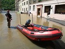 V zaplavených ulicích Ústí nad Labem hlídkují msttí stráníci i státní