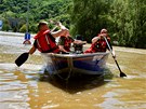 Policisté projídjí zaplavenou ulicí v Ústí nad Labem. (5. ervna 2013)