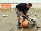 Tenisové a squashové centrum v Záb�hlicích vyplavil rozhodn�ný potok Boti�. Jen...