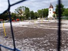 Tenisové a squashové centrum v Zábhlicích vyplavil rozhodnný potok Boti. Jen...