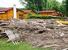 Rozvodn�ná Berounka p�inesla do kempu v Zadní T�ebani velké mno�ství d�eva a