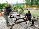 Úklid následk� povodn� v Zadní T�ebani. (6. �ervna 2013)