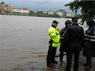 Od ranních hodin monitorovali prtok Vltavy u Kampy hasii a mstská policie.