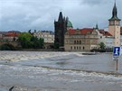 Velká voda dorazila do Prahy. Proud byl tak silný, e utrhl ervené plavební