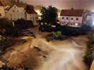 Rozvodnná Vltava v centru eského Krumlova v nedli v noci