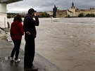 Lidé sledují stoupající Vltavu u Musea Kampa v Praze. Muzeum je kvli povodové