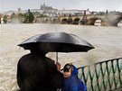 Velká voda se valí na Karlv Most v Praze (2. ervna 2013)