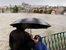 Velká voda se valí na Karl�v Most v Praze (2. �ervna 2013)