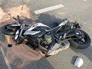 V obci Lupenice narazil motorká do auta, které mu nedalo pednost. Mu na