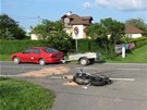 V obci Lupenice narazil motorká do auta, které mu nedalo pednost. Mu na