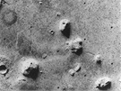 Pvodní snímek lidské tváe v oblasti Cydonia Mensae poízený sondou Viking 1...