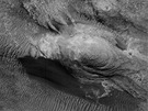 Vidíte papouka? Pareidolie na vás funguje. Snímek Marsu poídila kamera HiRISE...