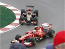 V ZATÁCE. Felipe Massa s vozem Ferrari a KImi Räikkönen na Lotusu.