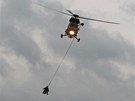 Vrtulník W3 A Sokol simuluje na tiadvacáté pardubické Aviatické pouti záchranu