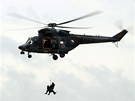 Vrtulník W3 A Sokol simuluje na tiadvacáté pardubické Aviatické pouti záchranu