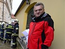 Hasi�i staví protipovod�ové zábrany 2. �ervna na pra�ské Kamp�. Vpravo je...