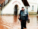 Labe zaplavilo známou restauraci porkv mlýn nedaleko Kuksu.