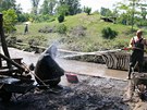 Hasii zbavují bahna devnou sochu gorily na dtském hiti poblí gorilího