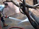 Dobrovolní hasii istí vysokotlakou vodou expozici zbavenou bahna a tpky (8....